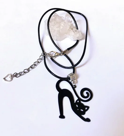 Cordão Colar com Gatinho Preto e Acabamento Prateado