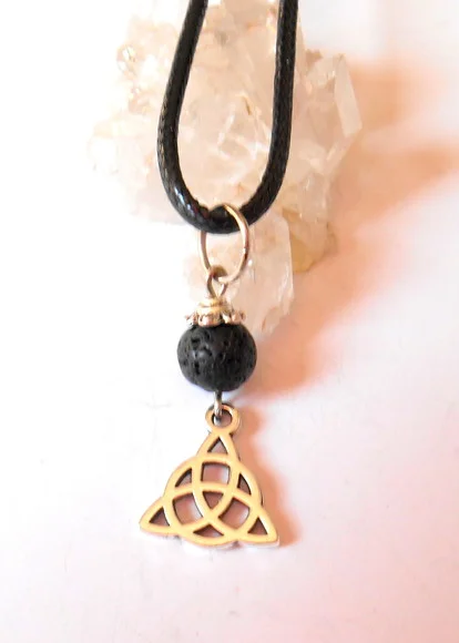 Cordão Colar Negro com Lava Vulcânica e Triquetra