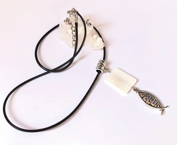 Cordão Colar com Madreperola e Palavra Jesus
