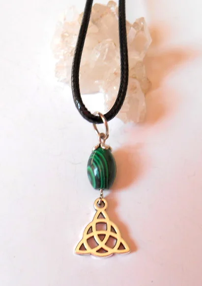 cordão colar com malaquita e triquetra