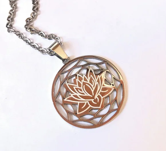 Corrente com Pingente em Aço Inox Flor de Lotus