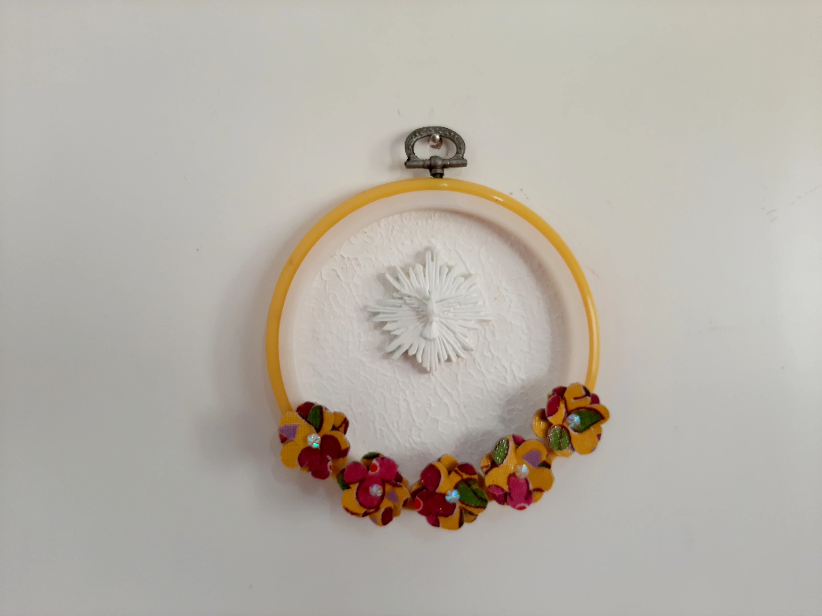 Divino com aro branco e amarelo decorado com flores