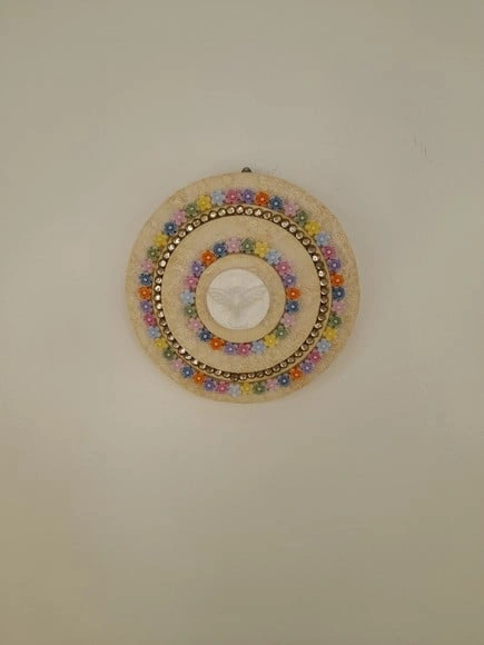 Divino em Placa de mdf Redonda Decorada com Flores Coloridas