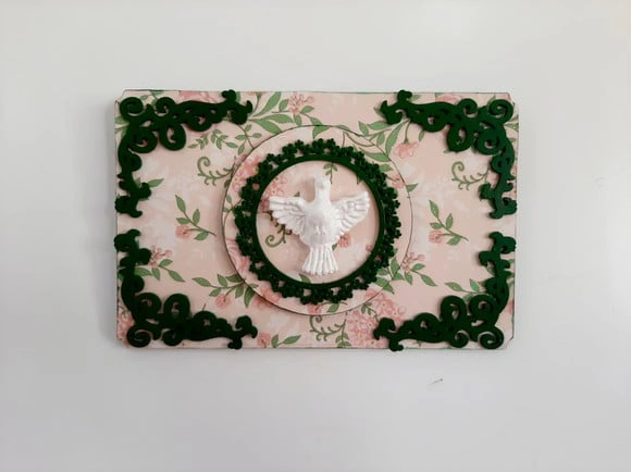 Divino em Quadro de mdf Verde com Fundo Floral