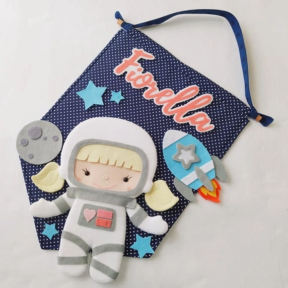 Flâmula Porta de Maternidade Astronauta no Espaço - Fiorella