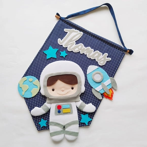 Flâmula Porta de Maternidade Astronauta no Espaço - Thomas