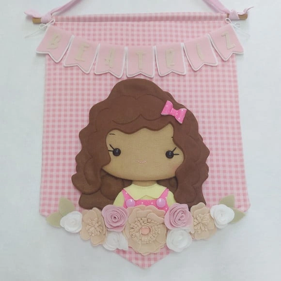 Flâmula Porta Maternidade Menina e as Flores - Beatriz