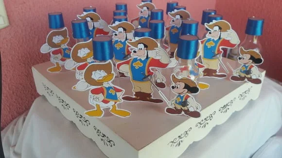 Lembrancinhas Mickey e os Tres Mosqueteiro Garrafinha