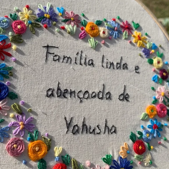 Guirlanda de Flores - Bordado Livre em Bastidor