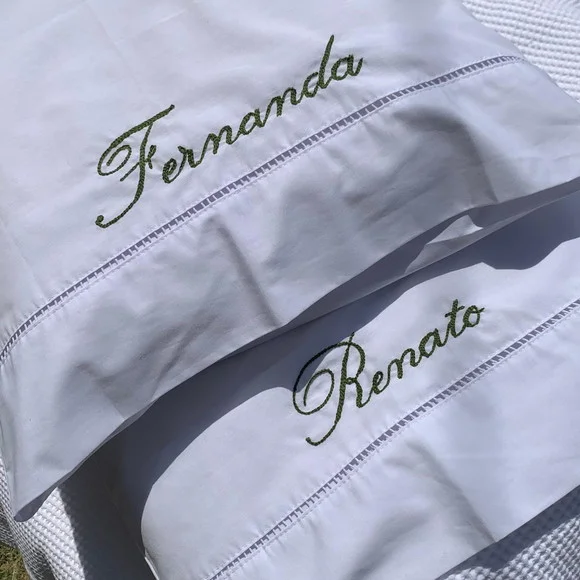 Par de Fronhas Bordadas à Mão - Personalizada