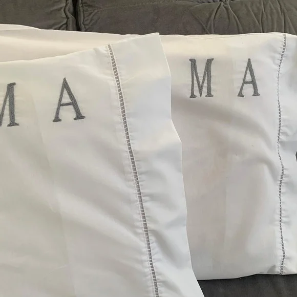 Par de Fronhas Bordadas à Mão - Monograma - Personalizada