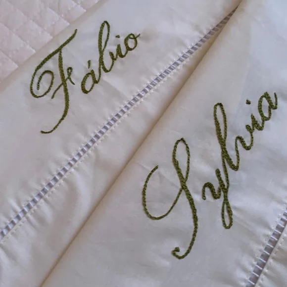 Par de Fronhas Bordadas à Mão - Personalizada