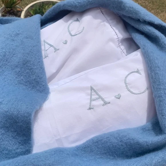 Par de Fronhas Bordadas à Mão - Personalizada