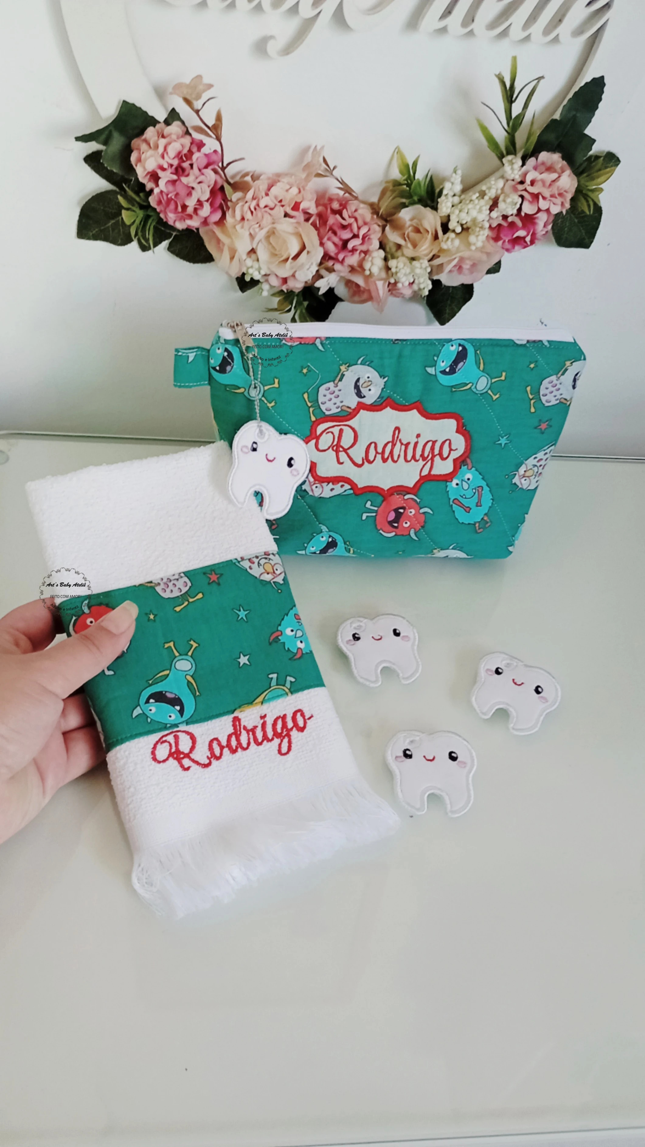 Kit Higiene Bucal infantil, porta Escova e Pasta e Toalhinha Bordada