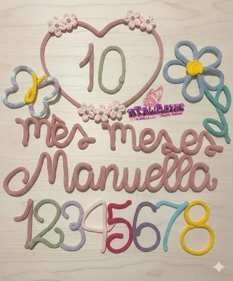 Kit Mêsversário Coração Florido, Borboleta e Margarida personalizados em tricotin + 02 nomes
