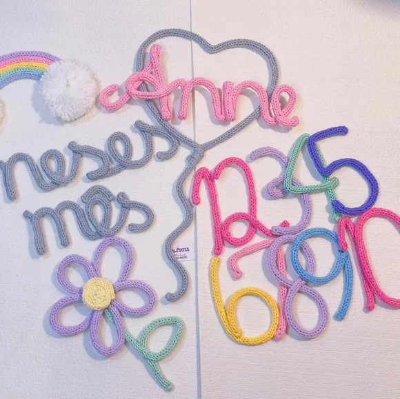 Kit Mêsversário Menina com 03 Desenhos Personalizados em Tricotin + 01 nome