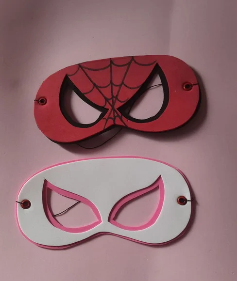 Máscaras Homem Aranha e Gwen