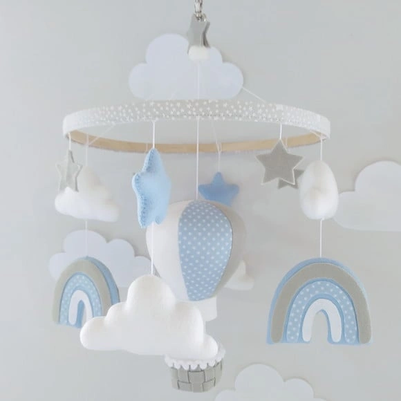 Móbile Céu, Balão, Nuvens, Arco-íris e Estrelas de Feltro