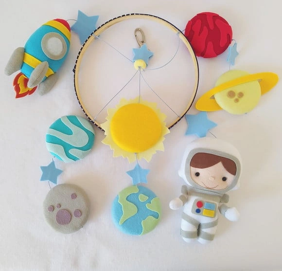Móbile de Berço Espacial - Astronauta, Foguete e Planetas