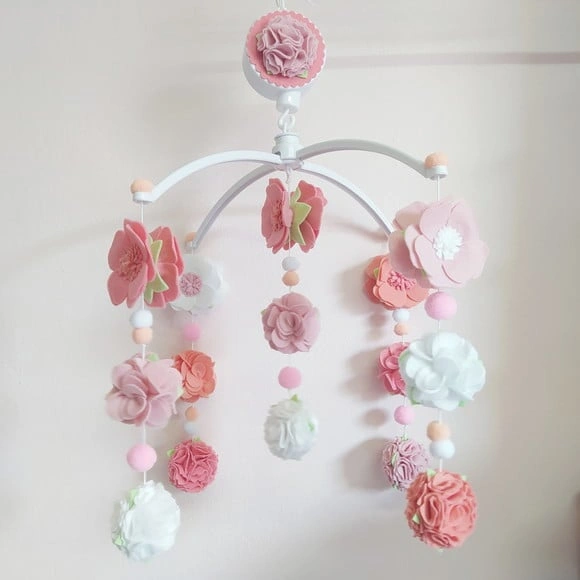 Móbile de Berço Musical Flores de Feltro Brancas e Rosas