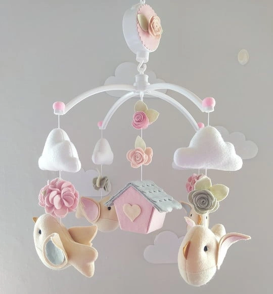 Móbile Musical  Passarinhos, Nuvens e Casinha Cinza e Rosa
