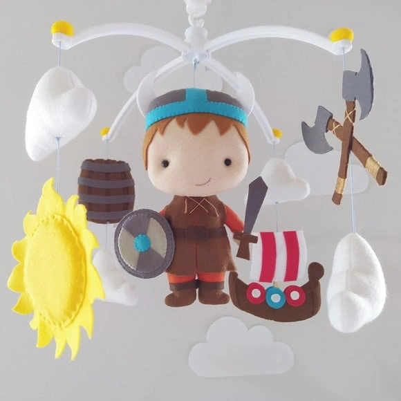 Móbile Musical Viking de Feltro com Caravela, Machados e +