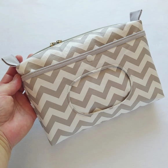 Necessaire Porta Fraldas e Lenço Umedecido - Chevron Cinza