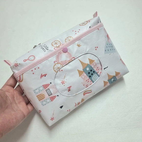 Necessaire Porta Fraldas e Lenço Umedecido - Princesas