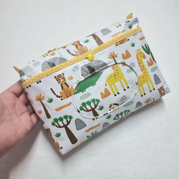 Necessaire Porta Fraldas e Lenço Umedecido - Safari ou Selva