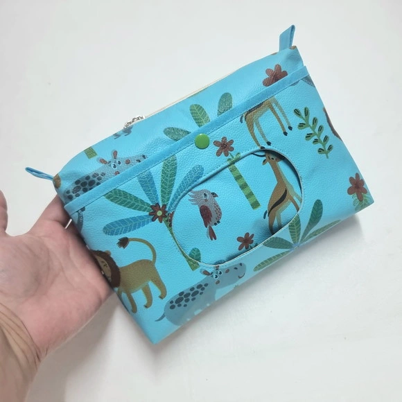 Necessaire Porta Fraldas e Lenço Umedecido - Safari Turquesa