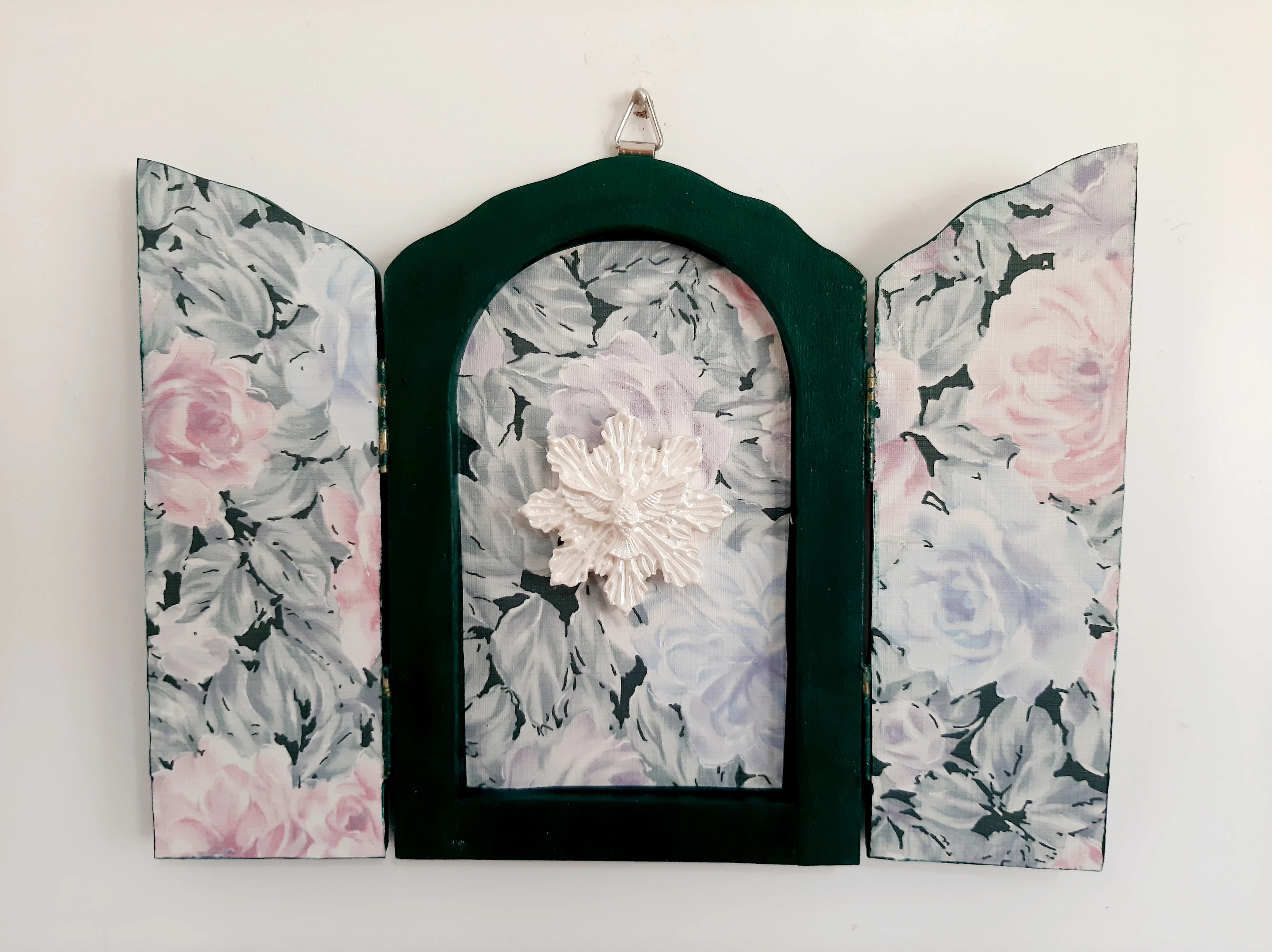 Oratório em mdf pintado de verde estampa floral com divino