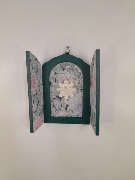 Oratório em mdf Pintado de Verde Estampa Floral com Divino
