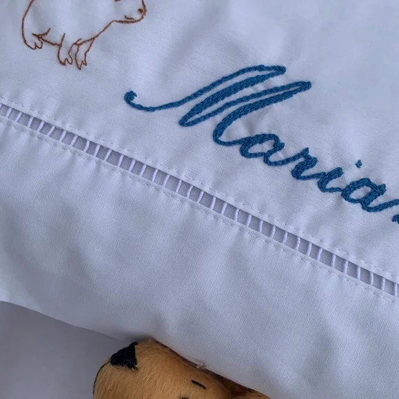 Par de Fronhas Bordadas à Mão - Capivara - Personalizada