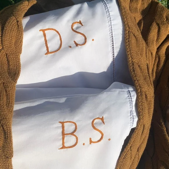 Par de Fronhas Bordadas à Mão - Monograma - Personalizada