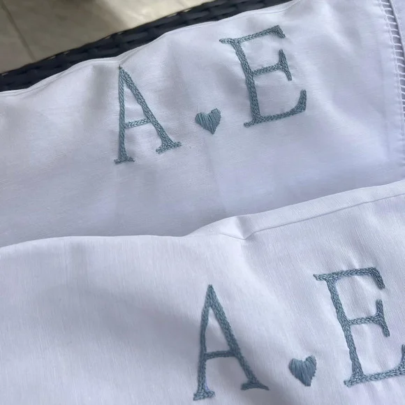 Par de Fronhas Bordadas à Mão - Monograma - Personalizada