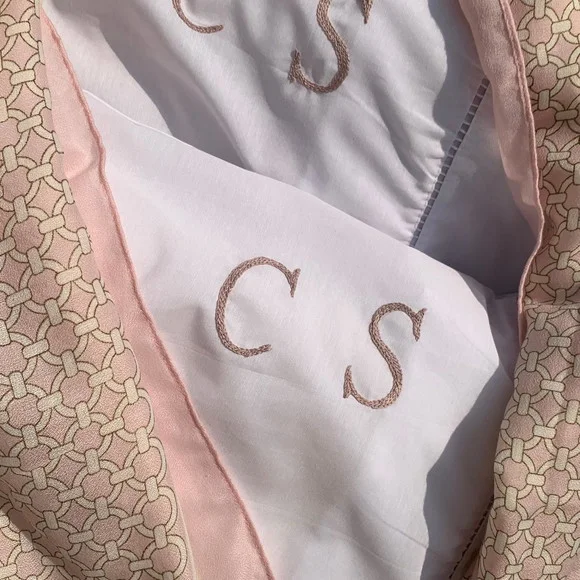 Par de Fronhas Bordadas à Mão - Monograma - Personalizada