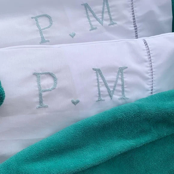 Par de Fronhas Bordadas à Mão - Monograma - Personalizada