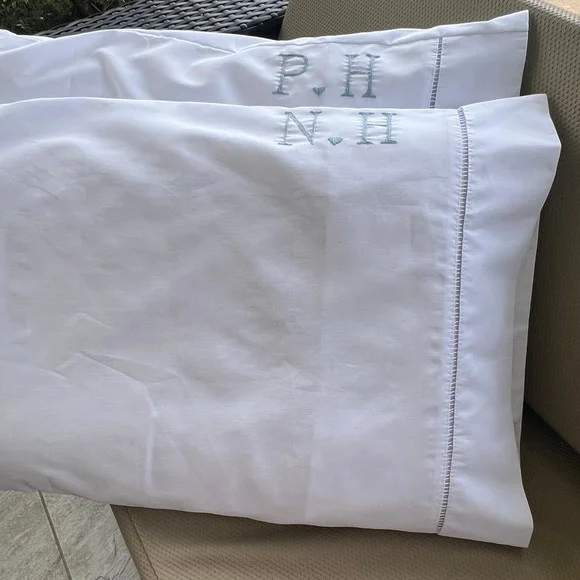 Par de Fronhas Bordadas à Mão - Monograma - Personalizada