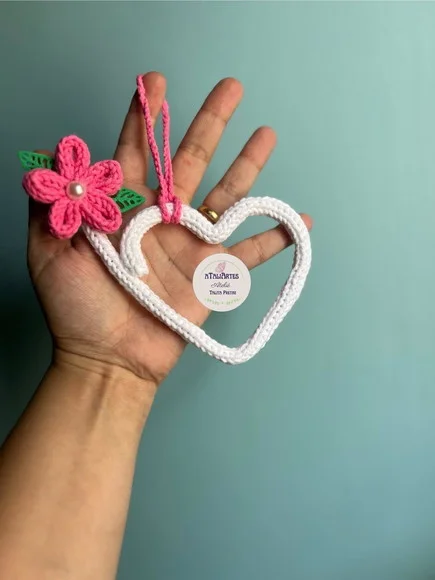Pingente de Maçaneta em Tricotin Coração com Flor - Decoração porta de menina