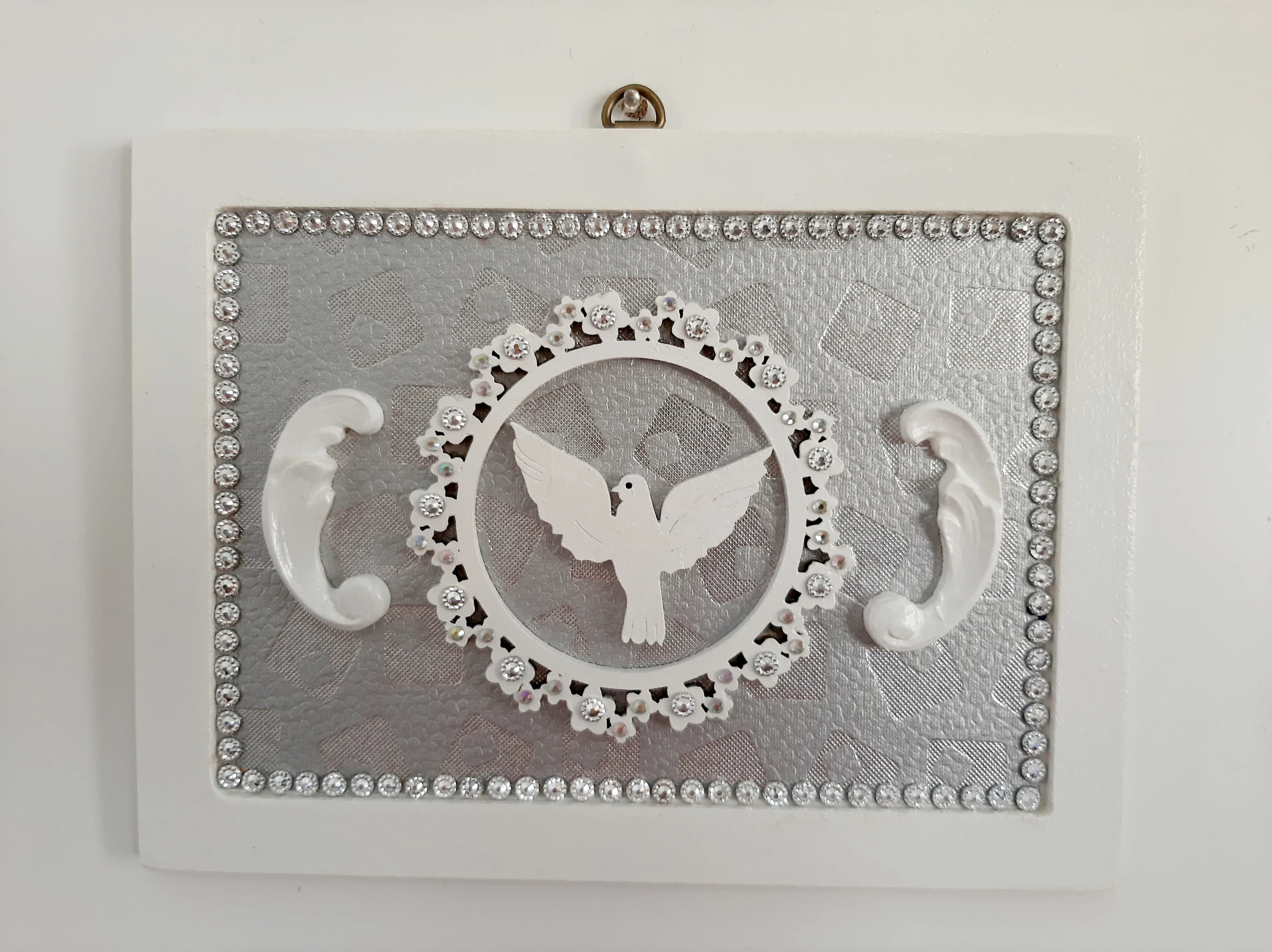 Placa branca e fundo prata com Divino Espirito Santo