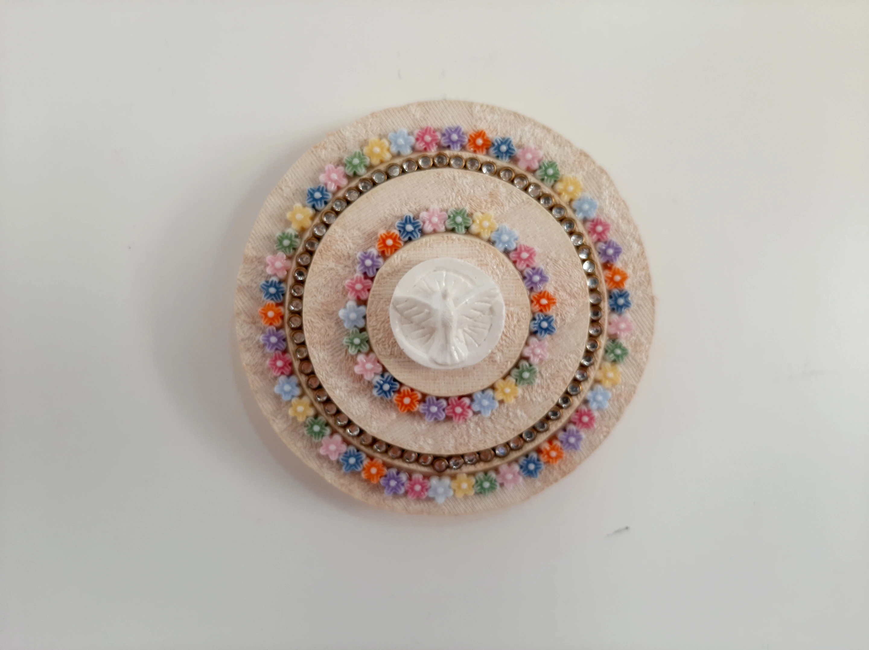 Placa de mdf redonda decorada com flores coloridas e Divino Espirito Santo
