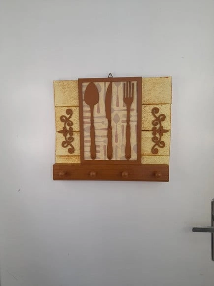 Placa Decorativa de Madeira nas Cores Marrom e Marfim