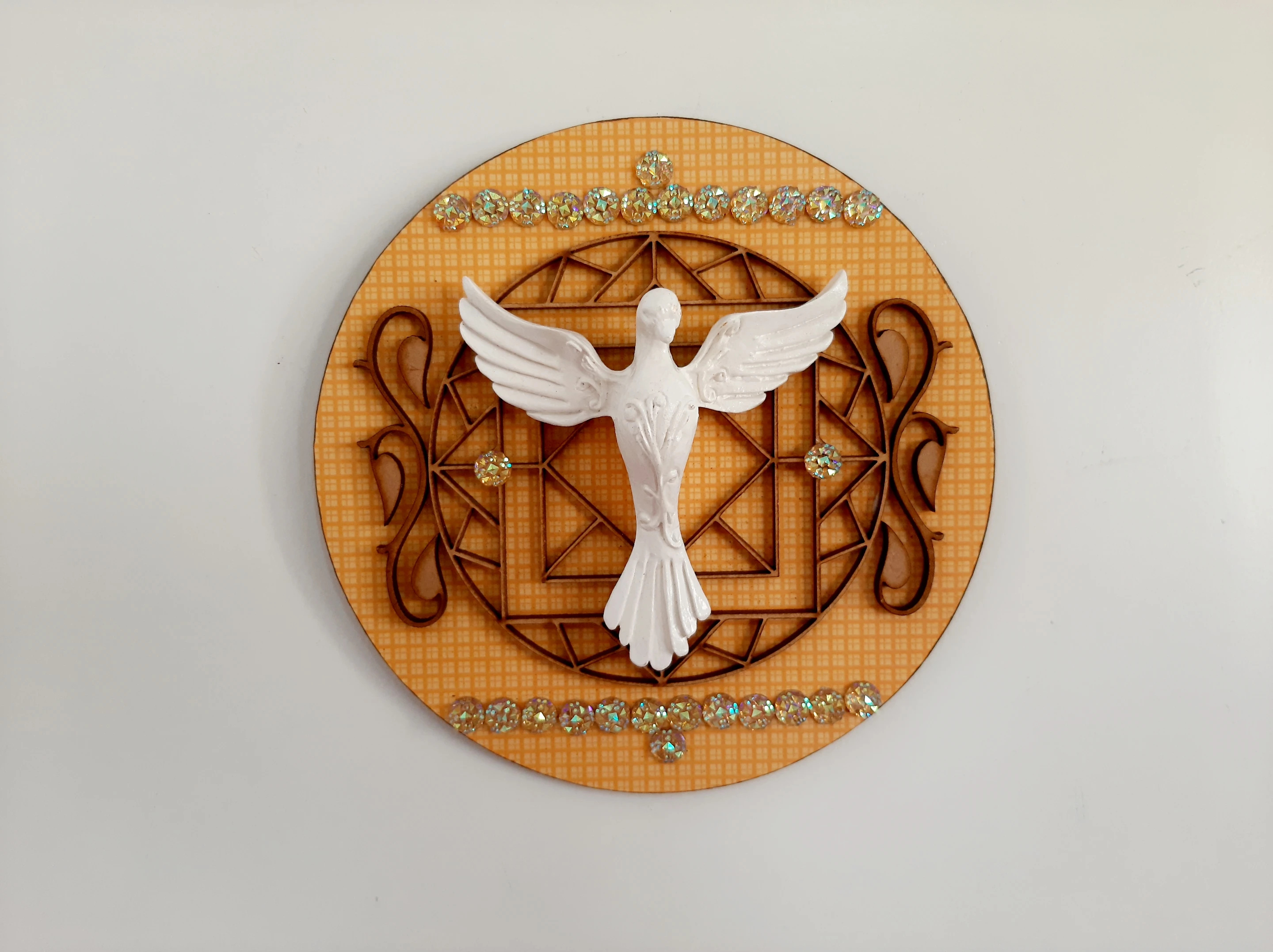 Placa em mdf redonda amarelo com divino