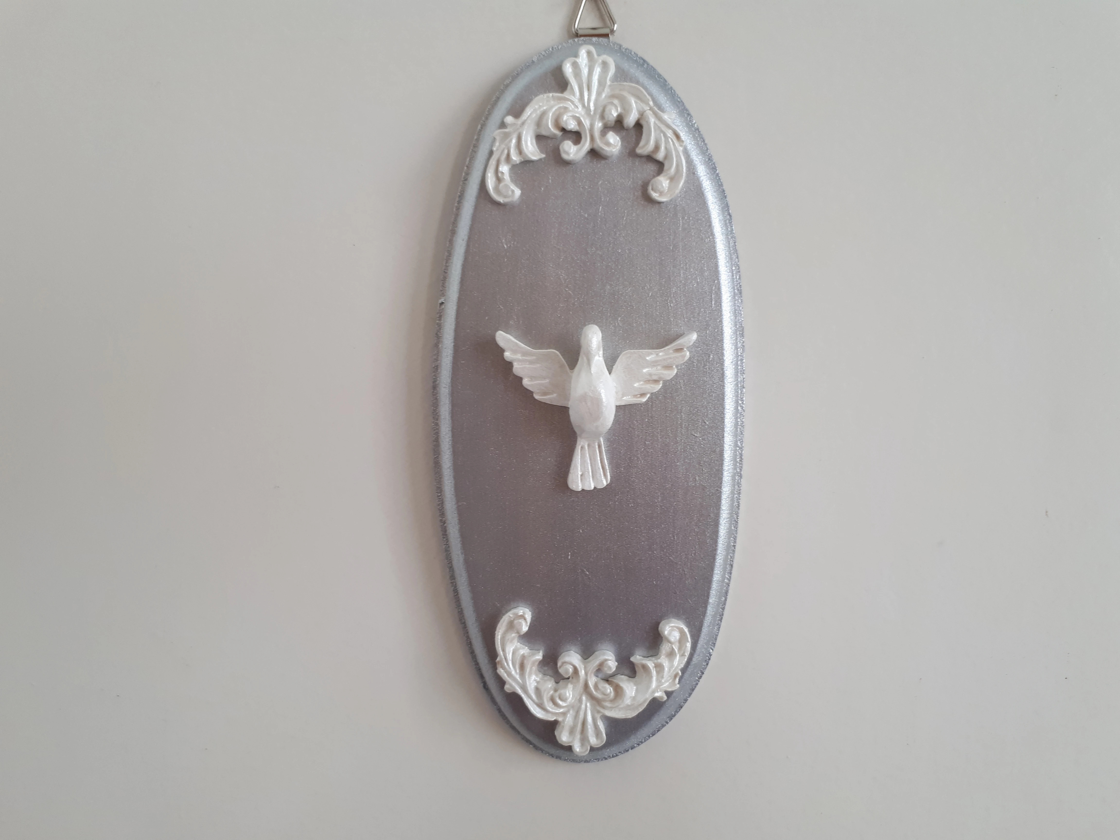 Placa oval em mdf prata decorado com divino
