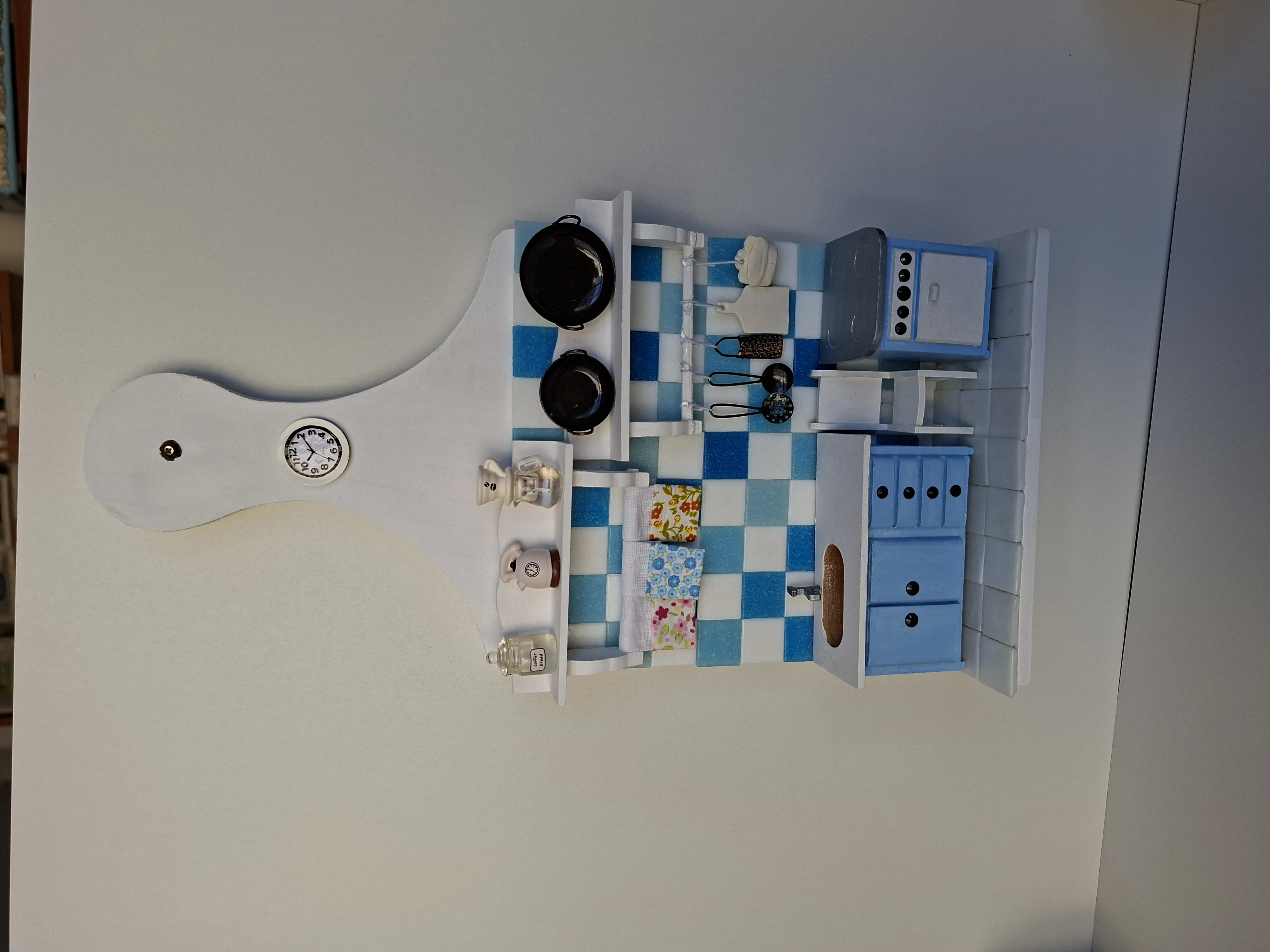 Porta chave azul e branco mini cenário de cozinha decorada