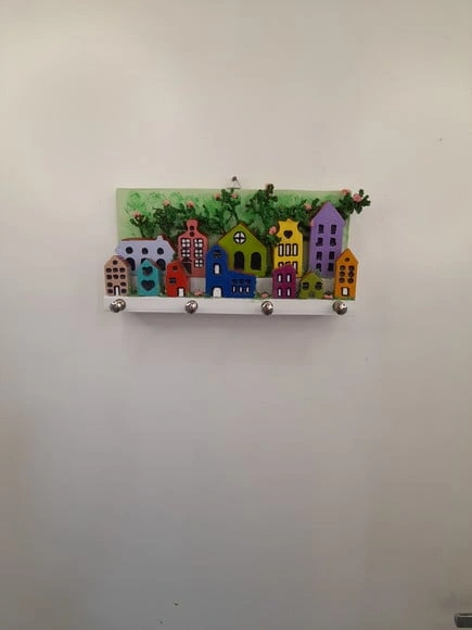 Porta Chave com mdf e Madeira Decorado com Mini Prédios