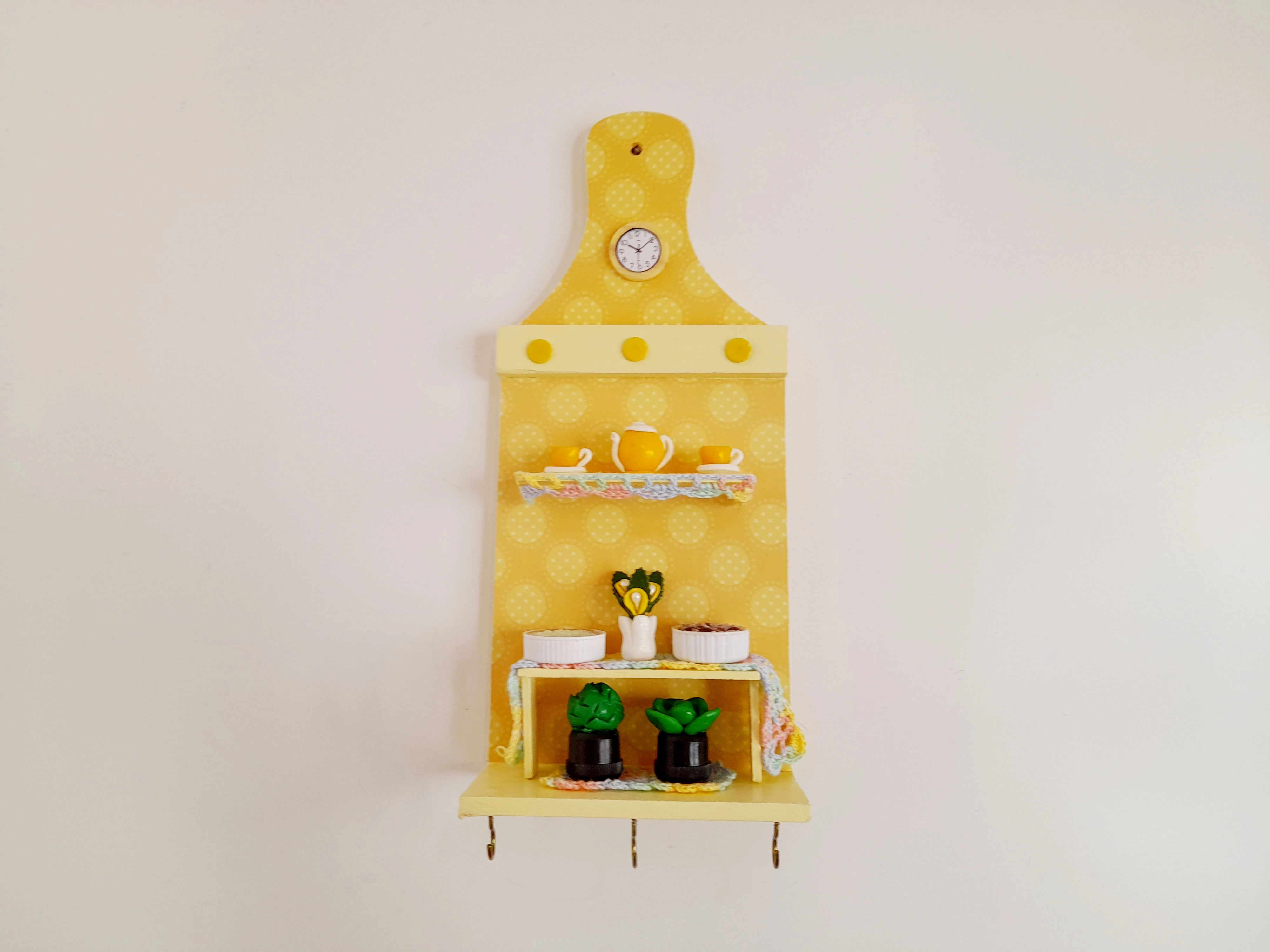 Porta chave de madeira amarelo decorado com miniaturas