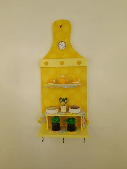 Porta Chave de Madeira Amarelo Decorado com Miniaturas