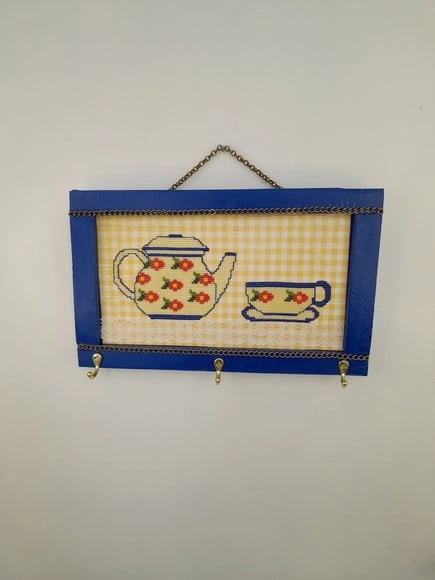 Porta Chave de Madeira Azul Decorado com Xícara e Bule