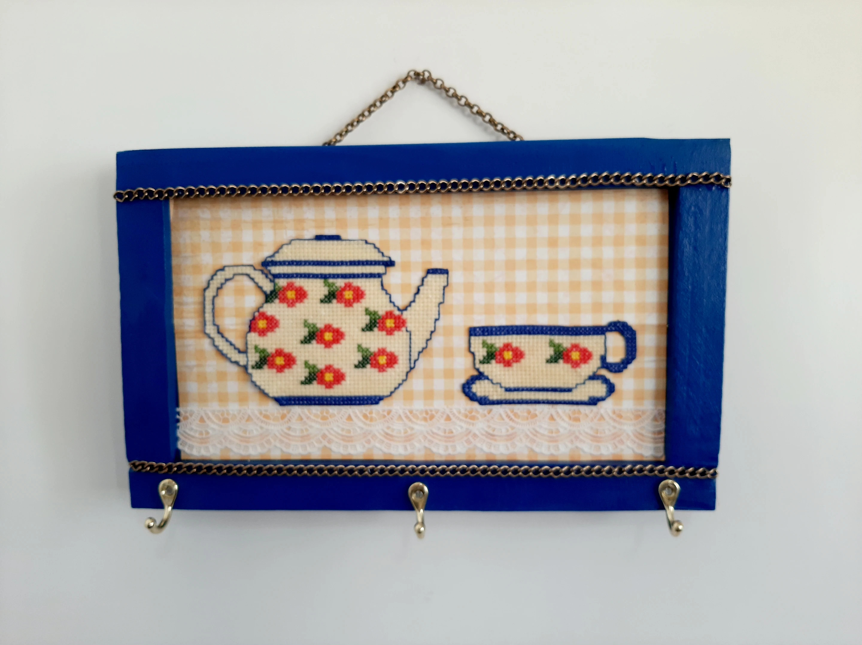 Porta chave de madeira azul decorado com xícara e bule